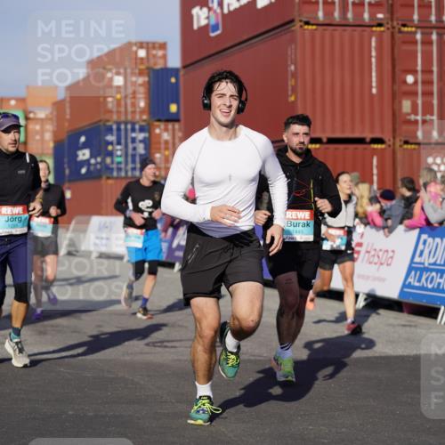 03.10.2025 - Köhlbrandbrückenlauf Michael Burmester http://msf.ph/oto/9003135 03.10.2025 10:06:10 Ziel 1100, 1152, 1255, 1299, 1402, 1445, 3228, 3233, 3492, 3563, 3625 meine-sportfotos.de