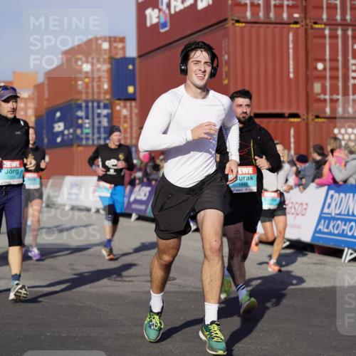 03.10.2025 - Köhlbrandbrückenlauf Michael Burmester http://msf.ph/oto/9003151 03.10.2025 10:06:10 Ziel 1100, 1152, 1255, 1299, 1402, 1445, 3228, 3233, 3492, 3563, 3625 meine-sportfotos.de