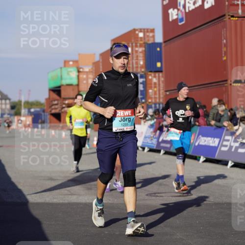 03.10.2025 - Köhlbrandbrückenlauf Michael Burmester http://msf.ph/oto/9003163 03.10.2025 10:06:11 Ziel 1100, 1152, 1255, 1299, 1402, 1445, 3228, 3233, 3492, 3563, 3625, 3656 meine-sportfotos.de