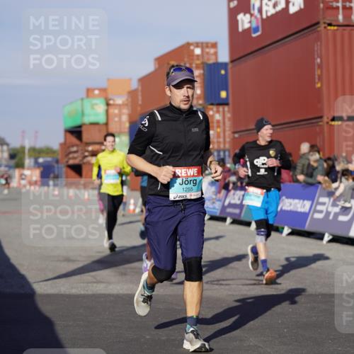 03.10.2025 - Köhlbrandbrückenlauf Michael Burmester http://msf.ph/oto/9003174 03.10.2025 10:06:11 Ziel 1100, 1152, 1255, 1299, 1402, 1445, 3228, 3233, 3492, 3563, 3625, 3656 meine-sportfotos.de