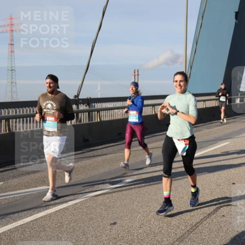 03.10.2025 - Köhlbrandbrückenlauf Julia Fischer http://msf.ph/oto/9003186 03.10.2025 09:44:56 Position 2 3835 meine-sportfotos.de