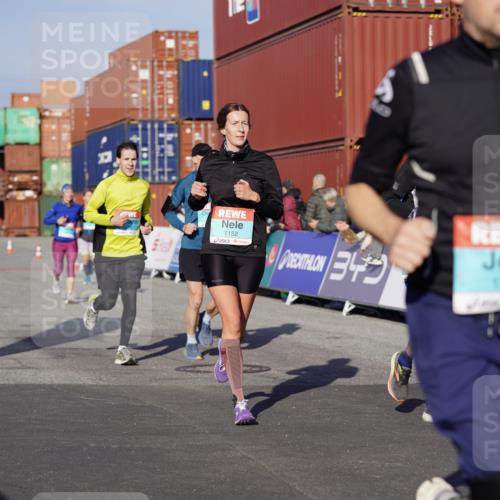 03.10.2025 - Köhlbrandbrückenlauf Michael Burmester http://msf.ph/oto/9003188 03.10.2025 10:06:12 Ziel 1100, 1152, 1255, 1299, 1402, 1445, 3228, 3233, 3492, 3563, 3625, 3656 meine-sportfotos.de