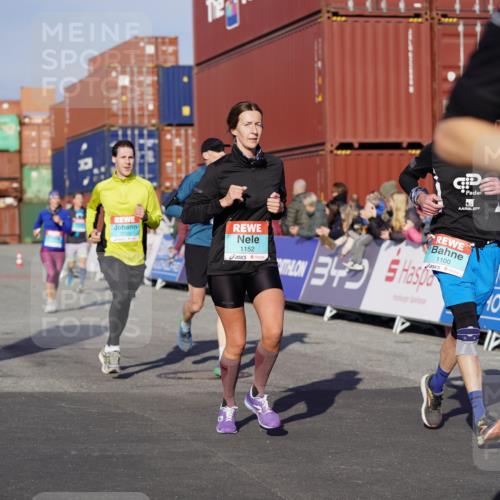 03.10.2025 - Köhlbrandbrückenlauf Michael Burmester http://msf.ph/oto/9003213 03.10.2025 10:06:12 Ziel 1100, 1152, 1255, 1299, 1402, 1445, 3228, 3233, 3492, 3563, 3625, 3656 meine-sportfotos.de