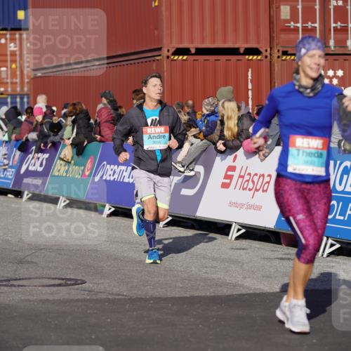 03.10.2025 - Köhlbrandbrückenlauf Michael Burmester http://msf.ph/oto/9003316 03.10.2025 10:06:16 Ziel 1100, 1152, 1402, 3228, 3233, 3492, 3563, 3625, 3656 meine-sportfotos.de