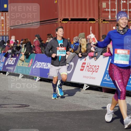 03.10.2025 - Köhlbrandbrückenlauf Michael Burmester http://msf.ph/oto/9003330 03.10.2025 10:06:16 Ziel 1100, 1152, 1402, 3228, 3233, 3492, 3563, 3625, 3656 meine-sportfotos.de