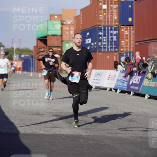 03.10.2025 - Köhlbrandbrückenlauf Michael Burmester http://msf.ph/oto/9003421 03.10.2025 10:06:29 Ziel 1066, 1722, 2431, 2793, 3016, 3188, 3481 meine-sportfotos.de