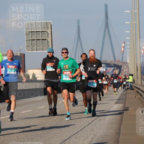03.10.2025 - Köhlbrandbrückenlauf Luisa Fischer http://msf.ph/oto/9003470 03.10.2025 10:45:17 Position 3 1079, 3079, 1135, 2815 meine-sportfotos.de