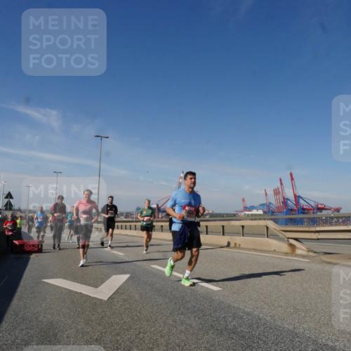 03.10.2025 - Köhlbrandbrückenlauf Matties Gatica Varas http://msf.ph/oto/9003566 03.10.2025 12:57:12 Position 2  meine-sportfotos.de