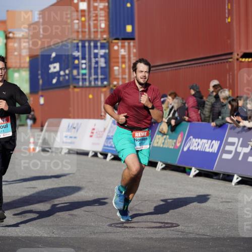 03.10.2025 - Köhlbrandbrückenlauf Michael Burmester http://msf.ph/oto/9003618 03.10.2025 10:06:40 Ziel 1328, 2431, 3177, 3198, 3411, 3481 meine-sportfotos.de