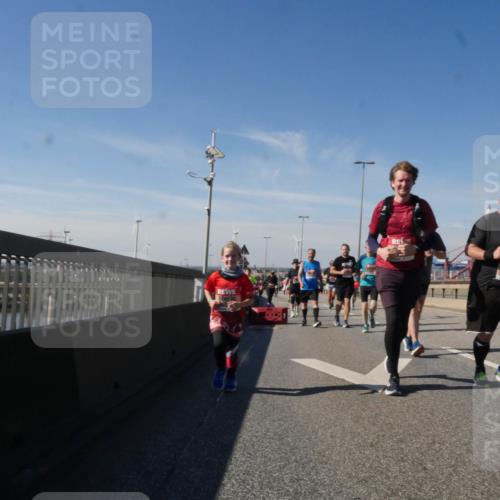 03.10.2025 - Köhlbrandbrückenlauf Matties Gatica Varas http://msf.ph/oto/9003628 03.10.2025 12:57:16 Position 2  meine-sportfotos.de