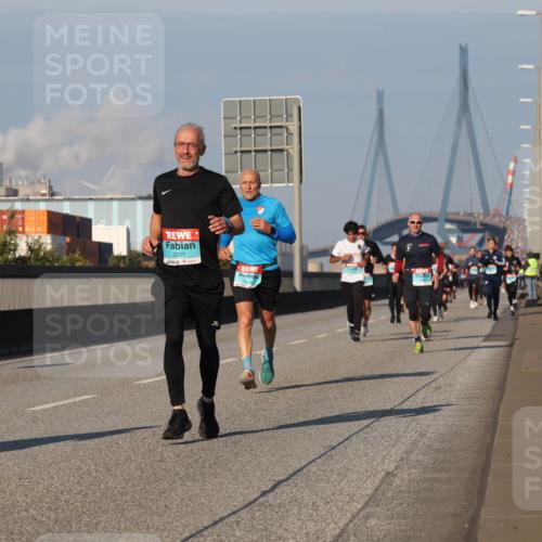 03.10.2025 - Köhlbrandbrückenlauf Luisa Fischer http://msf.ph/oto/9003652 03.10.2025 10:45:27 Position 3 3211 meine-sportfotos.de