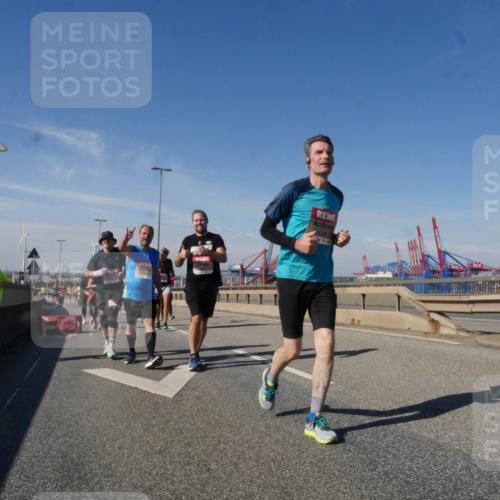 03.10.2025 - Köhlbrandbrückenlauf Matties Gatica Varas http://msf.ph/oto/9003688 03.10.2025 12:57:19 Position 2  meine-sportfotos.de