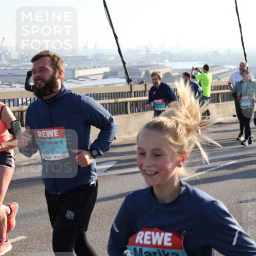 03.10.2025 - Köhlbrandbrückenlauf Julia Fischer http://msf.ph/oto/9003711 03.10.2025 09:30:15 Position 1 1562, 1666 meine-sportfotos.de