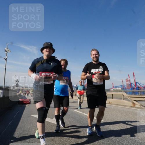 03.10.2025 - Köhlbrandbrückenlauf Matties Gatica Varas http://msf.ph/oto/9003717 03.10.2025 12:57:21 Position 2 5110, 4840, 4841 meine-sportfotos.de