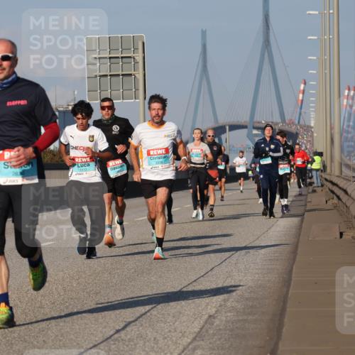 03.10.2025 - Köhlbrandbrückenlauf Luisa Fischer http://msf.ph/oto/9003761 03.10.2025 10:45:34 Position 3 2820, 1112, 1167, 3338 meine-sportfotos.de