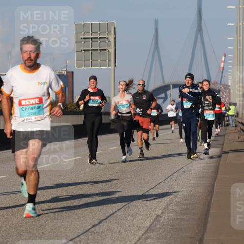 03.10.2025 - Köhlbrandbrückenlauf Luisa Fischer http://msf.ph/oto/9003840 03.10.2025 10:45:37 Position 3 24, 1112, 3338, 1114 meine-sportfotos.de