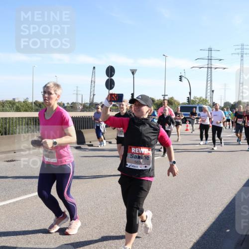 03.10.2025 - Köhlbrandbrückenlauf Julia Fischer http://msf.ph/oto/9003860 03.10.2025 12:23:16 Position 3 5632, 5633 meine-sportfotos.de