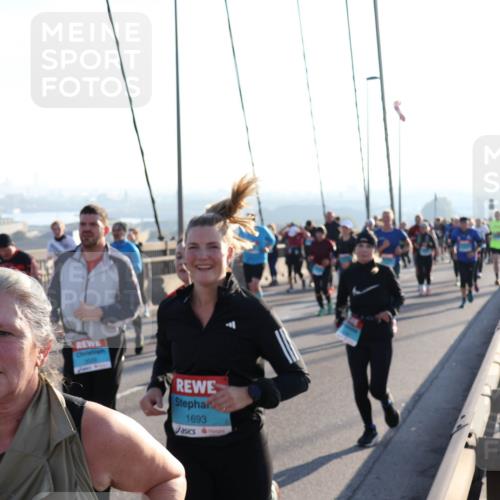 03.10.2025 - Köhlbrandbrückenlauf Julia Fischer http://msf.ph/oto/9003870 03.10.2025 09:30:37 Position 1 1693 meine-sportfotos.de