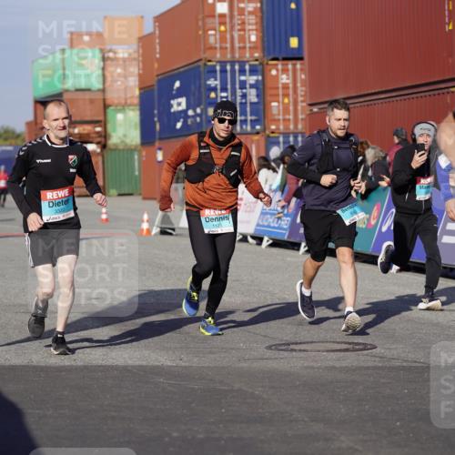 03.10.2025 - Köhlbrandbrückenlauf Michael Burmester http://msf.ph/oto/9003889 03.10.2025 10:06:49 Ziel 1125, 1412, 1449, 1559, 1582, 1680, 2716, 3177, 3320, 3341, 3411 meine-sportfotos.de