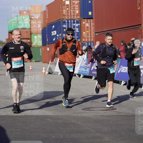 03.10.2025 - Köhlbrandbrückenlauf Michael Burmester http://msf.ph/oto/9003901 03.10.2025 10:06:49 Ziel 1125, 1412, 1449, 1559, 1582, 1680, 2716, 3177, 3320, 3341, 3411 meine-sportfotos.de
