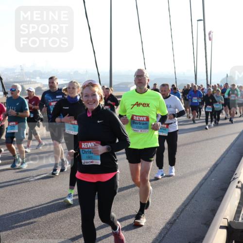 03.10.2025 - Köhlbrandbrückenlauf Julia Fischer http://msf.ph/oto/9003910 03.10.2025 09:30:46 Position 1 2068, 3765, 1917, 1731 meine-sportfotos.de