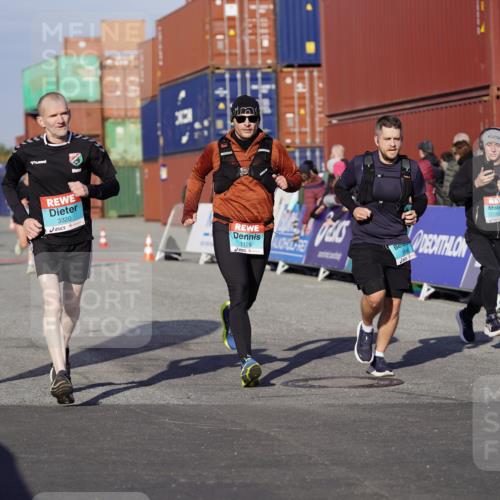 03.10.2025 - Köhlbrandbrückenlauf Michael Burmester http://msf.ph/oto/9003911 03.10.2025 10:06:49 Ziel 1125, 1412, 1449, 1559, 1582, 1680, 2716, 3177, 3320, 3341, 3411 meine-sportfotos.de