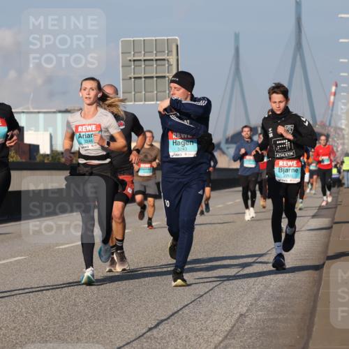 03.10.2025 - Köhlbrandbrückenlauf Luisa Fischer http://msf.ph/oto/9003928 03.10.2025 10:45:41 Position 3 1114, 3246, 3243, 2760 meine-sportfotos.de