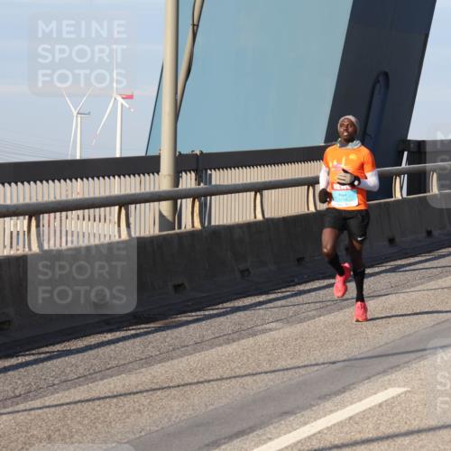 03.10.2025 - Köhlbrandbrückenlauf Julia Fischer http://msf.ph/oto/9003931 03.10.2025 09:30:54 Position 1 3714 meine-sportfotos.de