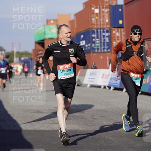 03.10.2025 - Köhlbrandbrückenlauf Michael Burmester http://msf.ph/oto/9003933 03.10.2025 10:06:50 Ziel 1125, 1412, 1449, 1559, 1582, 1680, 2716, 3320, 3341 meine-sportfotos.de