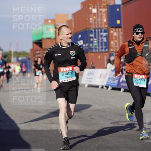 03.10.2025 - Köhlbrandbrückenlauf Michael Burmester http://msf.ph/oto/9003944 03.10.2025 10:06:50 Ziel 1125, 1412, 1449, 1559, 1582, 1680, 2716, 3320, 3341 meine-sportfotos.de