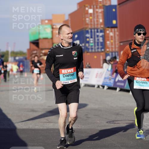 03.10.2025 - Köhlbrandbrückenlauf Michael Burmester http://msf.ph/oto/9003959 03.10.2025 10:06:50 Ziel 1125, 1412, 1449, 1559, 1582, 1680, 2716, 3320, 3341 meine-sportfotos.de