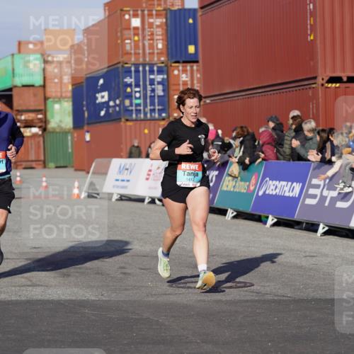 03.10.2025 - Köhlbrandbrückenlauf Michael Burmester http://msf.ph/oto/9003968 03.10.2025 10:06:54 Ziel 1125, 1301, 1412, 1559, 1582, 1680, 2716, 3320, 3341 meine-sportfotos.de