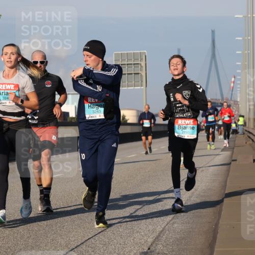 03.10.2025 - Köhlbrandbrückenlauf Luisa Fischer http://msf.ph/oto/9003969 03.10.2025 10:45:43 Position 3 3240, 10, 3243, 2760 meine-sportfotos.de