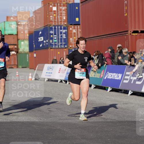 03.10.2025 - Köhlbrandbrückenlauf Michael Burmester http://msf.ph/oto/9003982 03.10.2025 10:06:54 Ziel 1125, 1301, 1412, 1559, 1582, 1680, 2716, 3320, 3341 meine-sportfotos.de