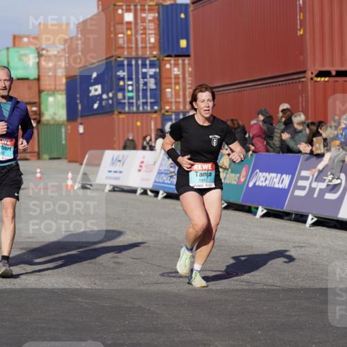03.10.2025 - Köhlbrandbrückenlauf Michael Burmester http://msf.ph/oto/9003994 03.10.2025 10:06:54 Ziel 1125, 1301, 1412, 1559, 1582, 1680, 2716, 3320, 3341 meine-sportfotos.de