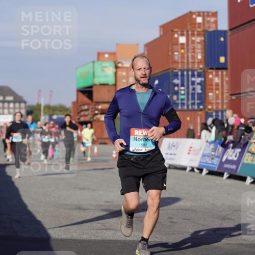 03.10.2025 - Köhlbrandbrückenlauf Michael Burmester http://msf.ph/oto/9004008 03.10.2025 10:06:55 Ziel 1125, 1301, 1412, 1559, 1582, 1680, 2716, 3320, 3585 meine-sportfotos.de