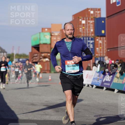03.10.2025 - Köhlbrandbrückenlauf Michael Burmester http://msf.ph/oto/9004025 03.10.2025 10:06:55 Ziel 1125, 1301, 1412, 1559, 1582, 1680, 2716, 3320, 3585 meine-sportfotos.de