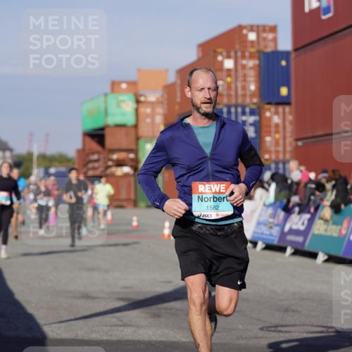03.10.2025 - Köhlbrandbrückenlauf Michael Burmester http://msf.ph/oto/9004036 03.10.2025 10:06:55 Ziel 1125, 1301, 1412, 1559, 1582, 1680, 2716, 3320, 3585 meine-sportfotos.de