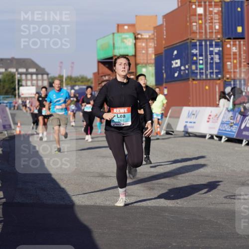 03.10.2025 - Köhlbrandbrückenlauf Michael Burmester http://msf.ph/oto/9004051 03.10.2025 10:06:58 Ziel 1301, 1412, 1496, 1582, 1730, 2671, 2794, 2981, 2983, 3585 meine-sportfotos.de
