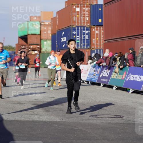 03.10.2025 - Köhlbrandbrückenlauf Michael Burmester http://msf.ph/oto/9004091 03.10.2025 10:06:59 Ziel 1301, 1412, 1496, 1582, 1628, 1730, 2671, 2794, 2981, 2983, 3585 meine-sportfotos.de
