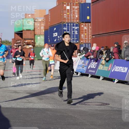 03.10.2025 - Köhlbrandbrückenlauf Michael Burmester http://msf.ph/oto/9004103 03.10.2025 10:06:59 Ziel 1301, 1412, 1496, 1582, 1628, 1730, 2671, 2794, 2981, 2983, 3585 meine-sportfotos.de