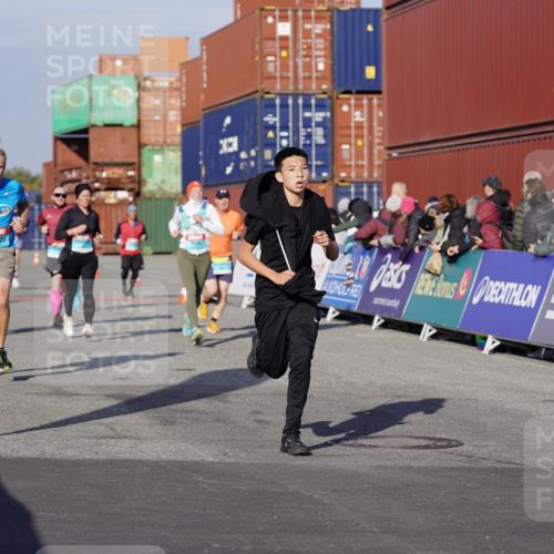03.10.2025 - Köhlbrandbrückenlauf Michael Burmester http://msf.ph/oto/9004112 03.10.2025 10:07:00 Ziel 1189, 1301, 1412, 1496, 1582, 1628, 1730, 2671, 2794, 2903, 2981, 2983, 3585 meine-sportfotos.de