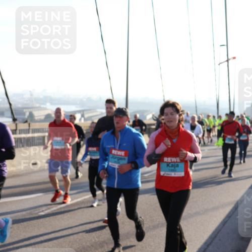 03.10.2025 - Köhlbrandbrückenlauf Julia Fischer http://msf.ph/oto/9004126 03.10.2025 09:31:24 Position 1 1400 meine-sportfotos.de