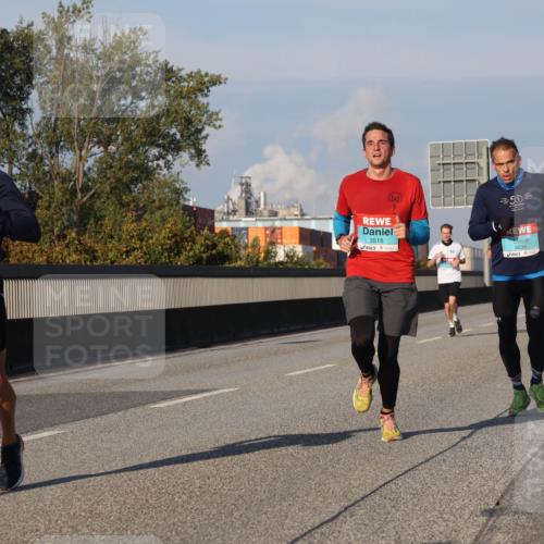 03.10.2025 - Köhlbrandbrückenlauf Luisa Fischer http://msf.ph/oto/9004146 03.10.2025 10:45:53 Position 3 1102, 3518, 350, 3836 meine-sportfotos.de