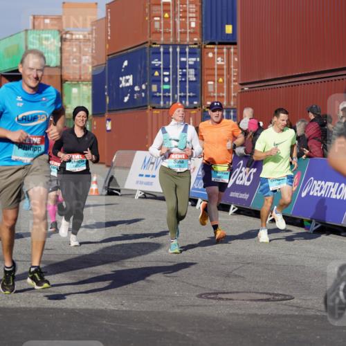 03.10.2025 - Köhlbrandbrückenlauf Michael Burmester http://msf.ph/oto/9004164 03.10.2025 10:07:01 Ziel 1189, 1301, 1412, 1496, 1582, 1628, 1730, 2671, 2794, 2903, 2981, 2983, 3434, 3585 meine-sportfotos.de