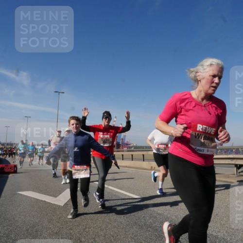 03.10.2025 - Köhlbrandbrückenlauf Matties Gatica Varas http://msf.ph/oto/9004174 03.10.2025 12:57:56 Position 2 9, 6347, 5074 meine-sportfotos.de
