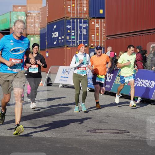 03.10.2025 - Köhlbrandbrückenlauf Michael Burmester http://msf.ph/oto/9004178 03.10.2025 10:07:01 Ziel 1189, 1301, 1412, 1496, 1582, 1628, 1730, 2671, 2794, 2903, 2981, 2983, 3434, 3585 meine-sportfotos.de