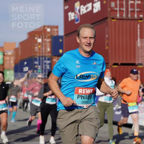 03.10.2025 - Köhlbrandbrückenlauf Michael Burmester http://msf.ph/oto/9004223 03.10.2025 10:07:03 Ziel 1134, 1189, 1301, 1486, 1496, 1519, 1628, 1730, 2671, 2794, 2903, 2981, 2983, 3434, 3585 meine-sportfotos.de