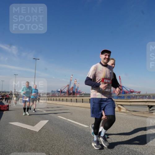 03.10.2025 - Köhlbrandbrückenlauf Matties Gatica Varas http://msf.ph/oto/9004228 03.10.2025 12:57:59 Position 2  meine-sportfotos.de