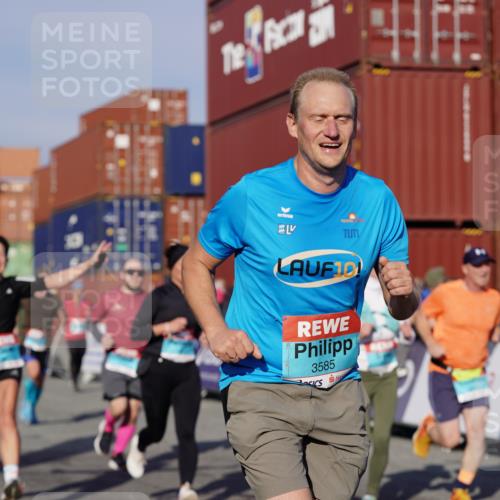 03.10.2025 - Köhlbrandbrückenlauf Michael Burmester http://msf.ph/oto/9004238 03.10.2025 10:07:03 Ziel 1134, 1189, 1301, 1486, 1496, 1519, 1628, 1730, 2671, 2794, 2903, 2981, 2983, 3434, 3585 meine-sportfotos.de